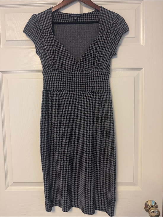 Banana Republic Dresses & Skirts - Banana Republic Women's Black and Gray Houndstooth Dress - V-Neck Cap Sleeve